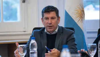 Sobre la hora, la UCR bonaerense llamó a conformar un frente a modo de "tercera vía"
