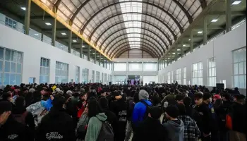 Mario Ishii celebró el esfuerzo estudiantil con una emotiva entrega de buzos a 4.000 egresados paceños