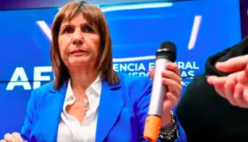 Patricia Bullrich se fotografió sonriendo junto a un polémico barrabrava vinculado al peronismo