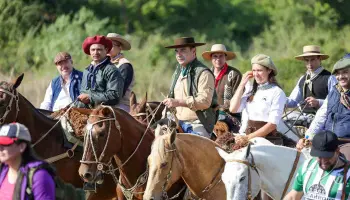 Corrientes: Gustavo Valdés acompañó el inicio de la 125° peregrinación de San Luis del Palmar a Itatí