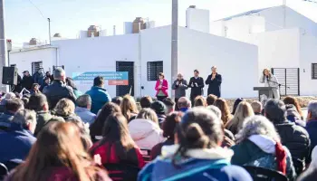 Berazategui: Verónica Magario y Axel Kicillof entregaron viviendas y llamaron a votar contra Javier Milei