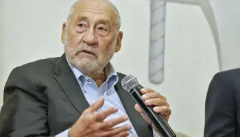 Joseph Stiglitz advierte: “Argentina está en la puerta de otra crisis”