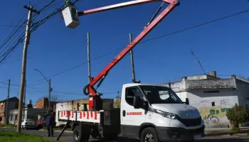 Morón impulsa la renovación completa de luminarias LED en el Barrio 20 de Junio