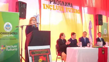 Corrientes: Gustavo Valdés entregó más de mil notebooks a estudiantes secundarios de Goya