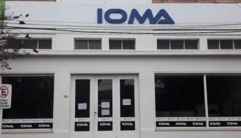 Afiliados de IOMA denuncian abandono y apuntan contra Homero Giles tras la muerte de una jubilada