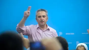 Andrés Larroque desempolvó un expediente de 2017 para cesantear a seis trabajadores