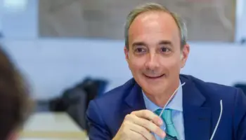 Adjudicación: El secretario de Educación, Carlos Torrendell, y un sobreprecio de 90 millones de pesos