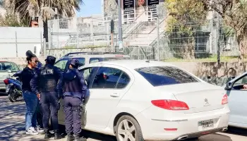 Candidato de La Libertad Avanza chocó a una vecina en la puerta de un colegio