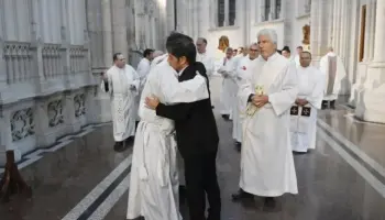 Axel Kicillof promociona el turismo bonaerense con un cementerio católico