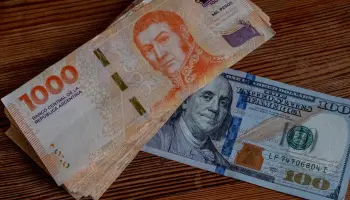 "No podemos seguir conviviendo con dos monedas en Argentina"