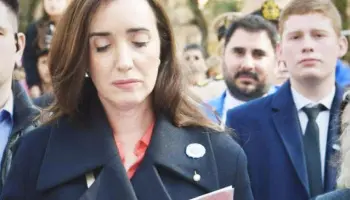 Se fotografió con Victoria Villarruel e intendente de La Cámpora lo castigó con una reubicación