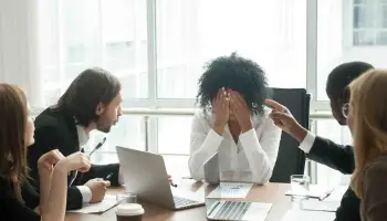 La Justicia impone restricción inédita a empresario denunciado por acoso laboral y violencia de género