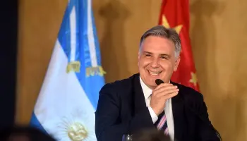 Martín Llaryora, el “anti-Milei” cordobés, bajo la lupa por prácticas de la casta