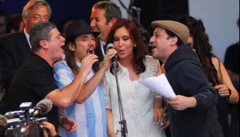 Demoliendo tímpanos: La suerte dispar de los presidentes que se animaron a cantar