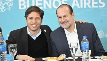 Axel Kicillof financia con 1.400 millones el alumbrado en barrios usurpados de Bahía Blanca