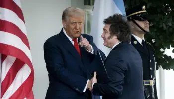 Más de la mitad de los argentinos está en desacuerdo con la asistencia financiera de Estados Unidos