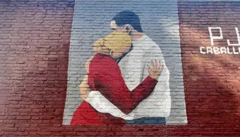 El mural porteño sobre el abrazo de Perón y Evita que resiste al tiempo y al vandalismo