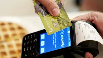 "El endeudamiento de las familias con tarjetas de crédito creció un 55 por ciento el último año"