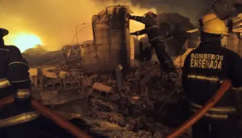 Bomberos Voluntarios de Ensenada asistieron en un incendio industrial de gran magnitud en Ezeiza