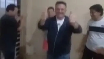 Video: Concejal de Javier Milei celebró su libertad a los abrazos con los compañeros de celda