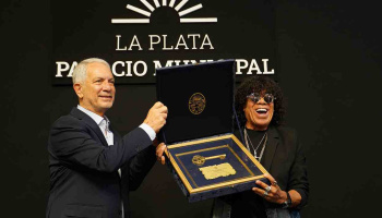 La Plata: Julio Alak distinguió a “La Mona” Jiménez como Visitante Ilustre