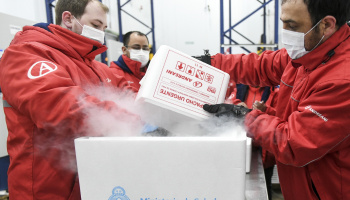 "La gente se está muriendo sin saber lo que les pasó con las vacunas de COVID"