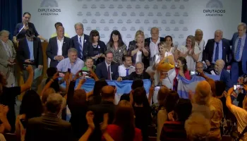 "Hay muchos políticos que no están inoculados contra el COVID y lo ocultaron"