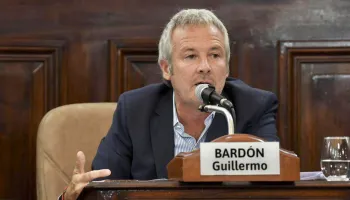 La Plata: "Se sostiene una ciudad maquillada con plazas en el centro y los barrios están destruidos”