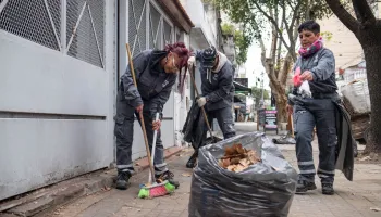 Lanús: “Somos 80 barrenderos despedidos que trabajamos todo el mes y no vamos a cobrar”