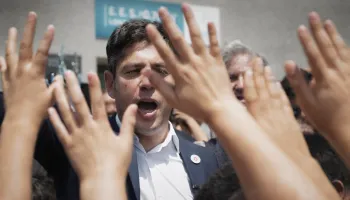 Política en las aulas: Axel Kicillof destina 3.355 millones a kits escolares con propaganda oficial