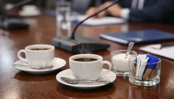 Del ajuste al espresso: Nueva contratación del gobierno libertario reabre el debate sobre prioridades del gasto