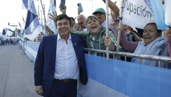 De La Matanza a Barcelona: Fernando Espinoza viaja en medio de la polémica judicial