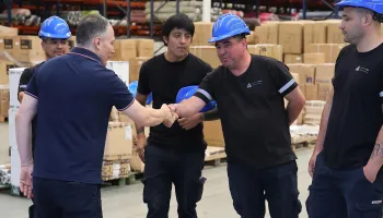 Fernando Gray recorrió la planta de Área 54 en Esteban Echeverría