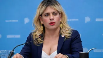 Solicitud de inscripción: Axel Kicillof sostiene su política de género desde los tres años