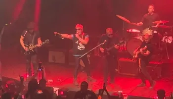 Pity Álvarez apareció de invitado en un show de Autos Robados