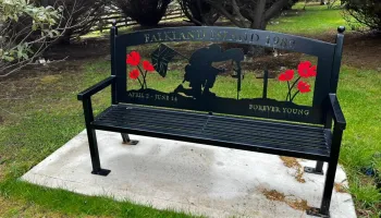 Islas Malvinas: El contraste de los cementerios y el costo humano de la guerra