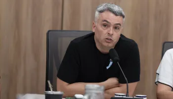 Esteban Paulón pidió aclarar quién pagó el viaje de la pareja de Manuel Adorni a EE.UU.