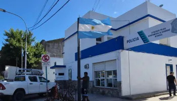 Necochea: Reparan la vereda frente a la Comisaría Primera tras años de abandono