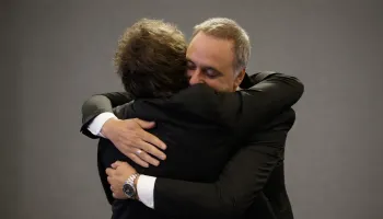 Javier Milei y Manuel Adorni: Abrazarse a un cadáver político