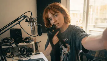 Lumi 7, la cantante creada con IA: “Tiene costos altos por mes para que esté viva”