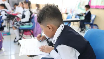 Autora mexicana acusa al sistema educativo latino de un "copy paste" ideológico