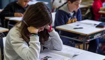 “Los adolescentes hoy crecen en soledad y los adultos no estamos siendo sostén”