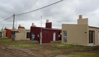 Castelli entregará 20 viviendas y desafía el ajuste: "El sueño sigue vivo"