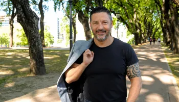 Gustavo Menéndez en la mira por licitaciones sin publicar y compras fragmentadas