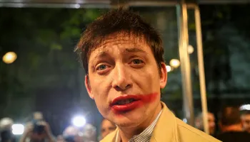 Paradoja: Santiago Caputo, atado al “cajero de Karina Milei”