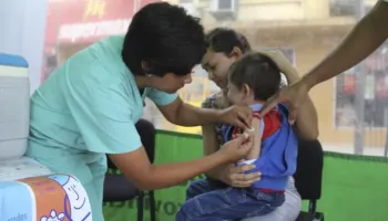 "Están persiguiendo padres y médicos por negarse a la inoculación"
