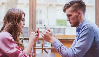“Las parejas van a comer mirando un celular, no se miran, no se tocan”