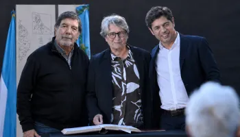 La educación pública según Kicillof: estudiantes usan un tobogán a falta de puerta
