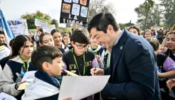 Leo Nardini encabezó la Promesa Ambiental de cientos de estudiantes en Malvinas Argentinas