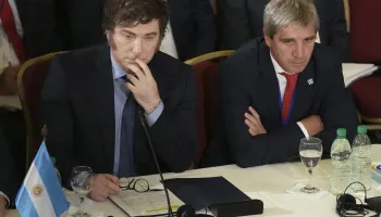 La duda del gobierno: qué hacer ante la histórica baja del riesgo país